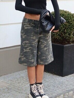 Loose, knee-length denim Bermuda shorts with a high rise and decorated with
